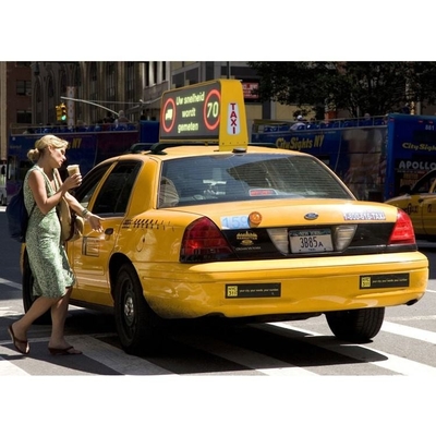 P2.5 P3.33 P4 แท็กซี่บนจอแสดงผล LED รถหน้าจอโฆษณาวิดีโอกลางแจ้ง